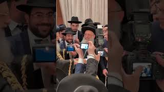 תיעוד מתוך חתונת נכדתו הבכורה של מו"ר מרן הראשון לציון שליט"א בת לבנו הגאון רבי עובדיה יוסף שליט"א (מוסדות יחווה דעת) - התמונה מוצגת ישירות מתוך אתר האינטרנט יוטיוב. זכויות היוצרים בתמונה שייכות ליוצרה. קישור קרדיט למקור התוכן נמצא בתוך דף הסרטון