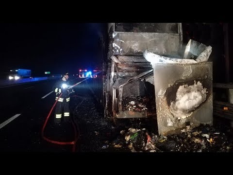Rimini, terrore lungo l'A14 pullman in fiamme in movimento