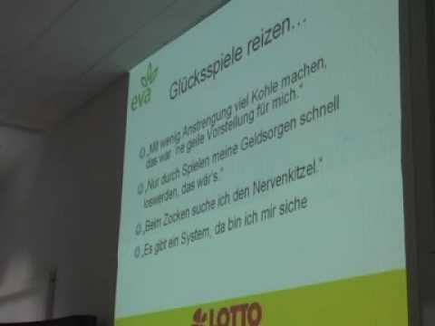 Boxprofi Luan Krasniqi spricht mit Balinger Schülern