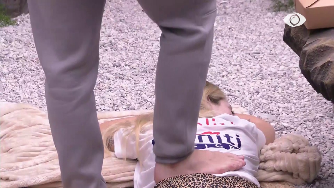 Mateo i bën masazh me këmbë Selinës