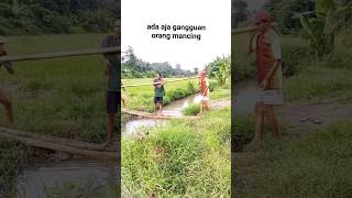 Download lagu momen lucu ketika punya teman jail bikin ketawa ‼️‼️#ngakak  #sungai #mancing  #jail  #shorts mp3