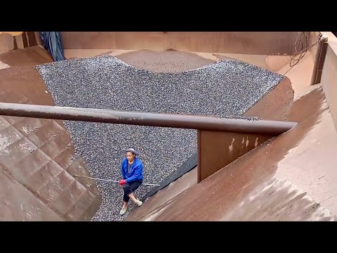 Barge unloading 4600 tons of concrete gravel - Full video - Empty barge