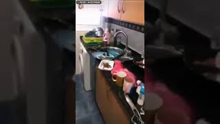 La Pelopony llorando sobre su cocina