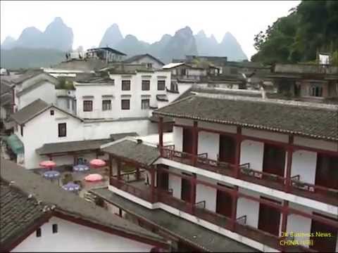 Yangshuo: Blick aus einem Hotelzimmer im OG / View from an upstairs hotel room / 阳朔镇: 查看从楼上酒店房间
