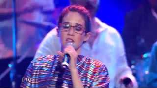 &#39;Los caminos de la vida&#39; interpretada por Ximena Sariñana, Celso Piña y Poncho Figueroa