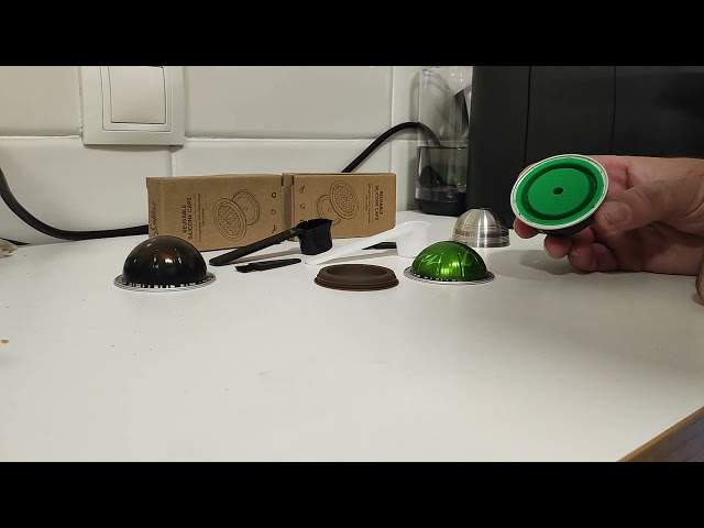 Vídeo relacionado con Navaris Dispensador de cápsulas café Compatible con Vertuo y Nespresso - Cajón y Soporte para cafetera de cápsulas - Accesorio con Capacidad de 24x cápsula - Crema