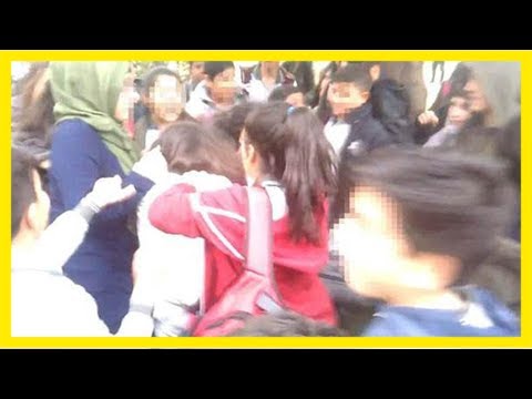 Kız öğrenciler kavga etti, erkekler tezahürat yaptı!