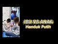 Ibu Dan Anak Handuk Putih