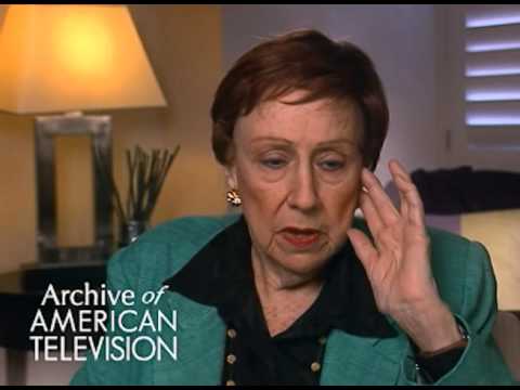 Jean Stapleton discusses her early career in theater - EMMYTVLEGENDS.ORG