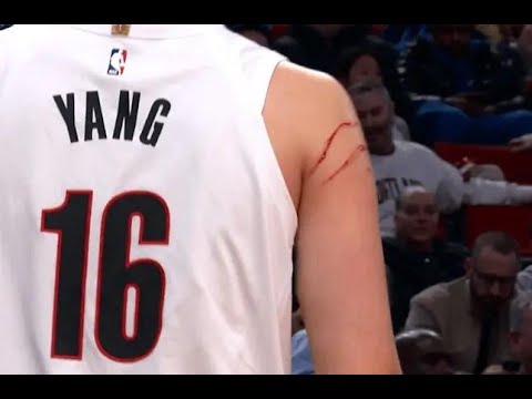 Steven Adams left a big BEAR CLAW marks on Yang Hansen