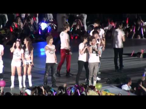 [Fancam] 100821 SHINee Onew - SM Town Ending Stage (so many interactions)