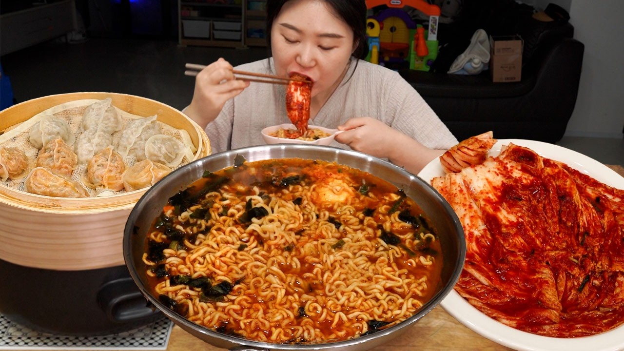 육퇴 후 야밤에 먹는 너구리 라면🤤배추김치와 고기만두, 김치만두 먹방 MUKBANG