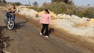 بنت صغيره يجرى وراها رجل بموتوسكل فى عذ النهار والبنت تكتشف ان ابوها بلطجى شوف عملت مع ابوها ايه
