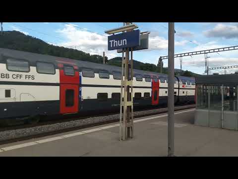 Züge der BLS Mutz und SBB Einheitswagen/Ein und Ausfahrt Bahnhof Thun BE