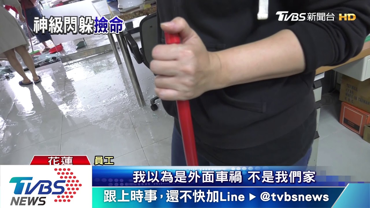 油門當煞車！8旬翁倒車撞店家　女驚險逃