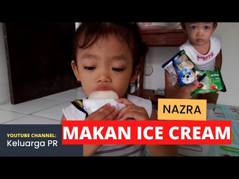 Nazra makan ice cream