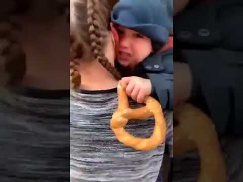 التشيك.. اعتقال مواطن بقسوة أمام طفله لرفضه ارتداء الكمامة