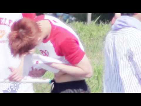 Yoseob's Belly @ Dream Team (12.07.22)
