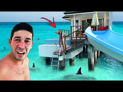 VIVIAMO IN UNA CASA SULL' ACQUA IN MARE APERTO CON GLI SQUALI CON LO SCIVOLO ALLE MALDIVE PER 24 ORE