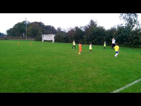 Eerste voetbaltraining Djade de Hoop bij Wasmeer