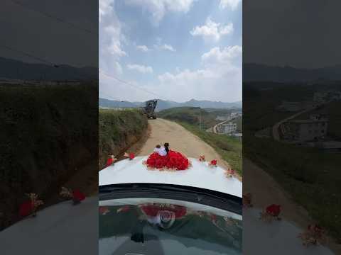 🇨🇳 礼让婚车：挖掘机司机硬核操作致敬新人 🇬🇧 Giving Way to Wedding Car: Hardcore Respect from Excavator
