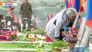 Ննջեցյալների հիշատակման օրը մարդկանց հոսքը դեպի «Եռաբլուր» չէր դադարում
