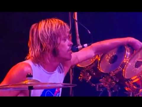 FOO FIGHTERS - In the Flesh? (Pink Floyd cover) READING FESTIVAL 2012 - Taylor Hawkins singing.