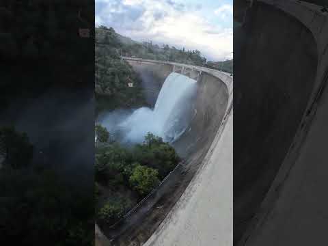 Dique Los Molinos en Córdoba, con su vertedero a full.