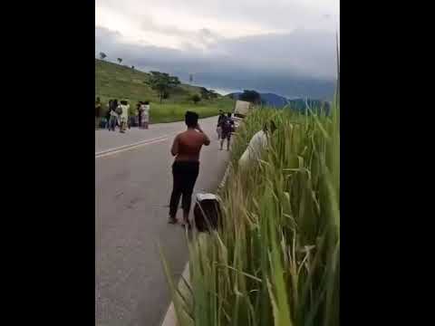 Ônibus com passageiros tomba na BA-670 entre Itapetinga e Potiraguá/BA #shorts