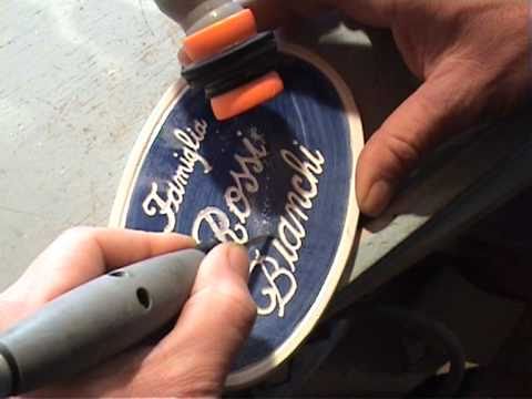 incisione artigianale di una targa per casa