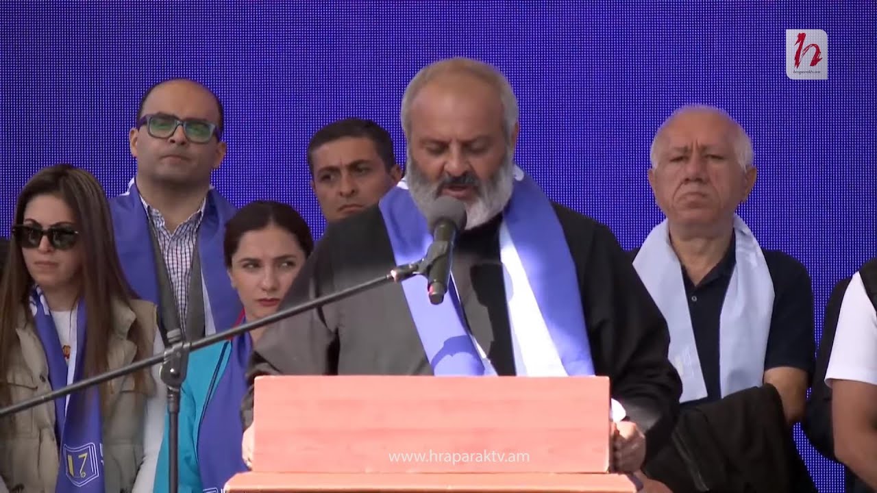 Հանրահավաքը մեկնարկեց աղոթքով և մեկ րոպե լռությամբ