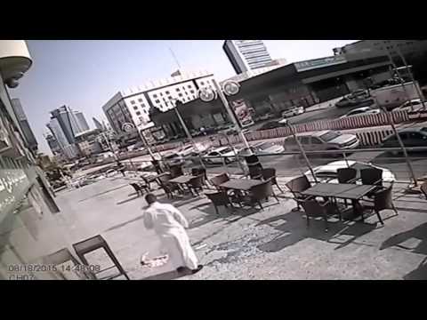 El e cel mai norocos om din lume! A sfidat moartea la propriu, o &icirc;ntreagă planetă a rămas fără cuvinte c&acirc;nd a văzut asta! (VIDEO)