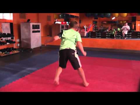 2013-08-28 Unsere Newcomer - Tyler mit einhändigen Rad - Gewandheitstraining - Sugambrer Fightclulb