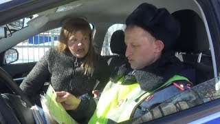 Бухая в "хрю-хрю" блонда материт ГАИшника. Real video