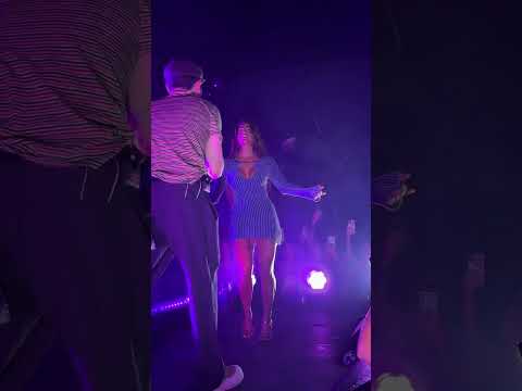 Isabella ladera Bailando