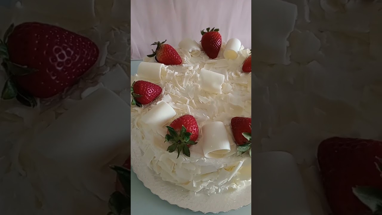 BOLO COM RASPAS DE CHOCOLATE E MORANGO