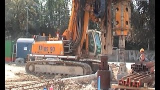 preview picture of video 'Bauer Rotary Drill BG 18 H + IB 10 @ Work, Ludwigsburg, Germany, 08/11/2004.'