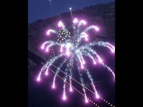 Video di Buon Anno con fuochi d'artificio in scenario cittadino