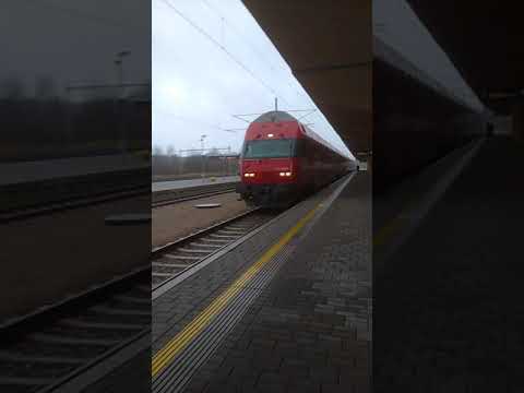 příjezd jednotky öbb s lokomotivou Taurus