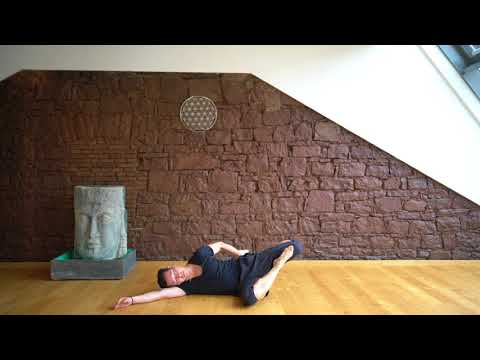 103 Oberschenkeldehnung Der Yoga Coach by Stephan Suh