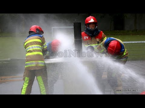 Waterspektakel met doorweekte brandweermannen van Weesp op de Tempobaan in Bussum