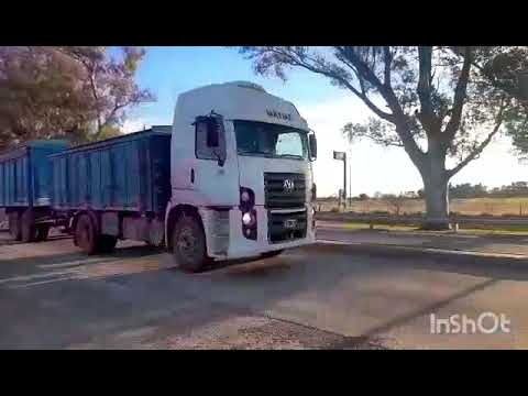 CAMIONES EN CRUCE DE RN158 CON RN19 , SAN FRANCISCO , CORDOBA , ARGENTINA , VIDEO 345