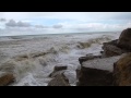 Шторм в Любимовке: волны разбиваются о камни 