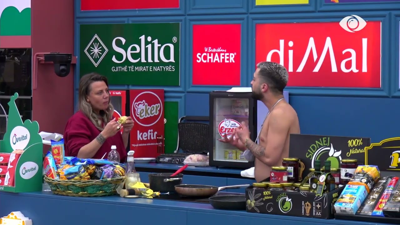 “Pse nuk e lidh te këmba kur të flesh”/ Rozana ngacmon Gjestin, vrapon për t'i marrë valixhen