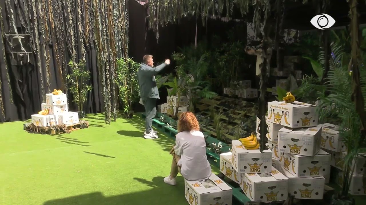 Egla bën prova duke kënduar tekstin e këngës ”Bana King”