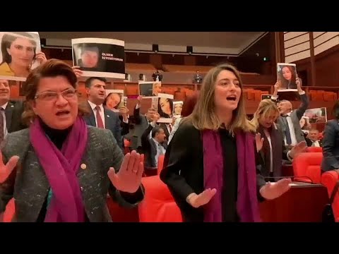 El himno feminista chileno 'el violador eres tú' irrumpe en el Parlamento turco