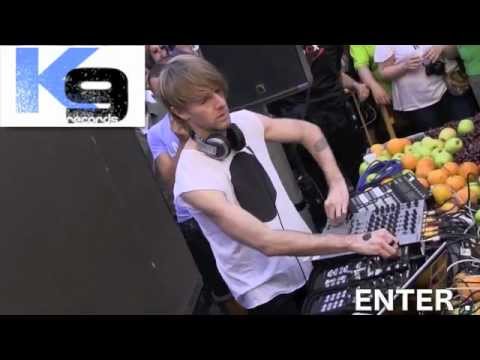 Richie Hawtin Playing GruuvElement's 'Hello Berlin' in Pla a de la Boqueria Barcelona 2012