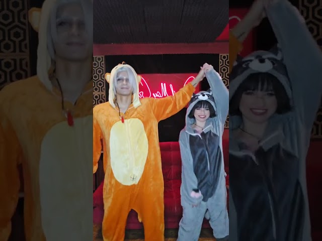 Vídeo relacionado con SimZoo Pijama Mono de Animal para Adultos Disfraz de Animal Cosplay Terciopelo ártico Little Raccoon Ropa de Dormir para Hombres Mujeres Unisex Ropa de hogar de una Pieza