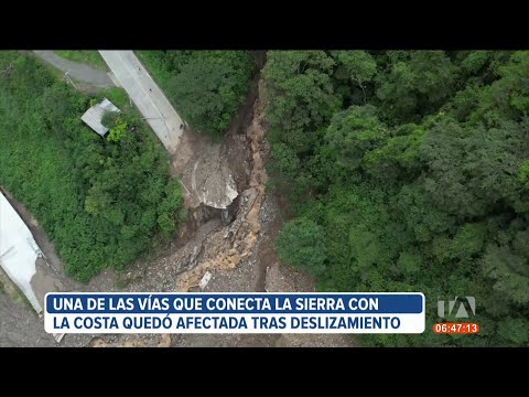 Habitantes de Cumandá atraviesan a pie el río para poder movilizarse tras un deslizamiento de tierra