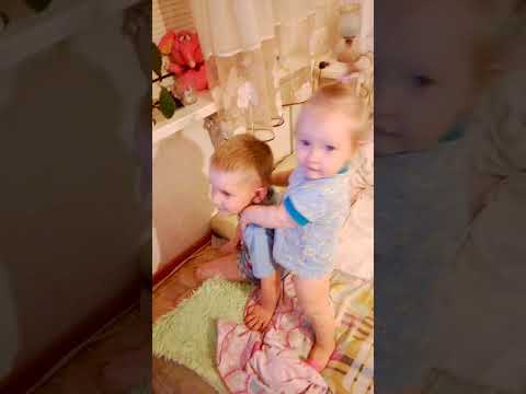 Дети балуются